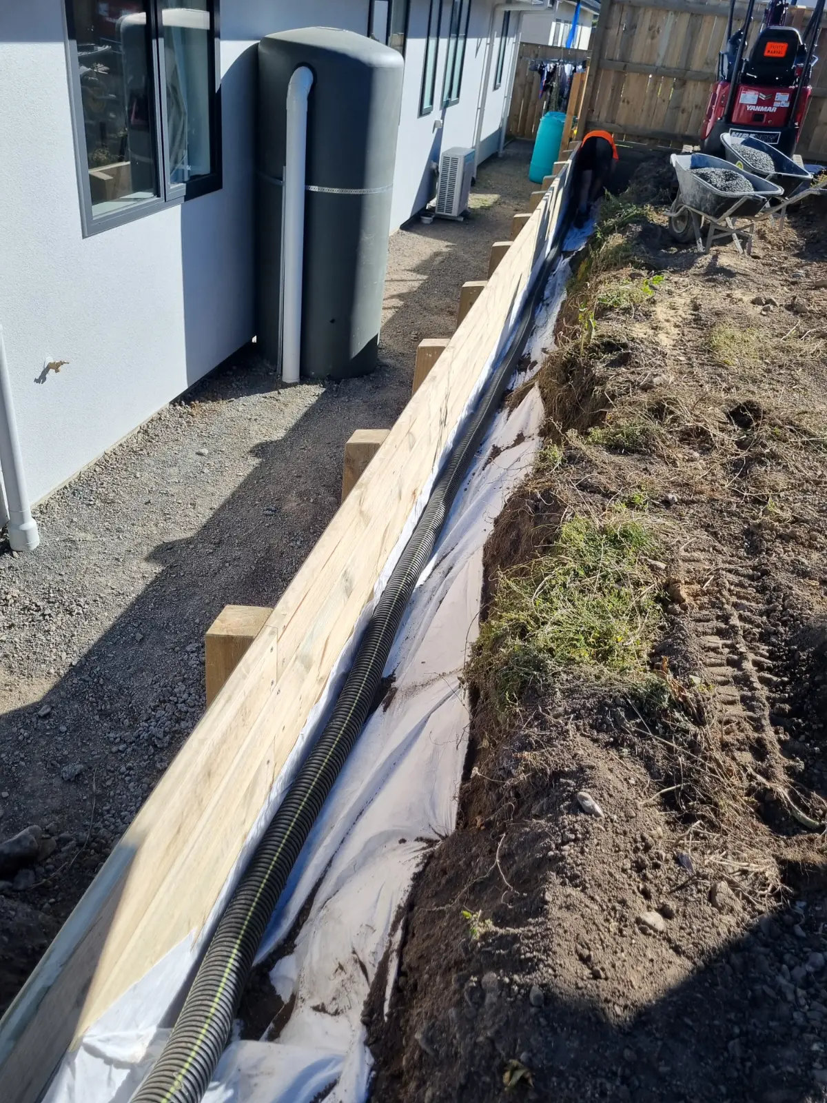 Retaining Wall with Integrated Drainage
